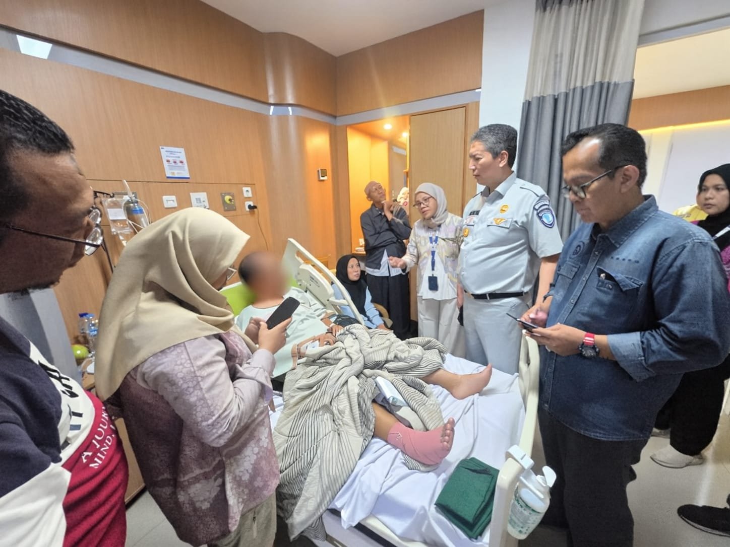 Pastikan Penanganan Medis Lanjutan, Kepala Kantor Wilayah Jasa Raharja Banten Kunjungi Korban KMP Batumandi di RSKM
