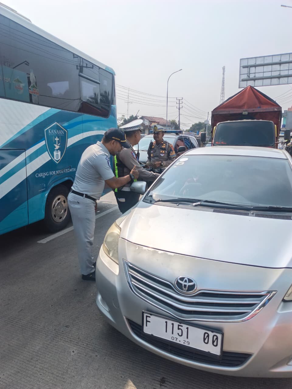Sasar Pengguna Jalan di Exit Tol Bocimi, Samsat Cibadak Perkuat Upaya Peningkatan Kepatuhan Pajak Kendaraan Bermotor