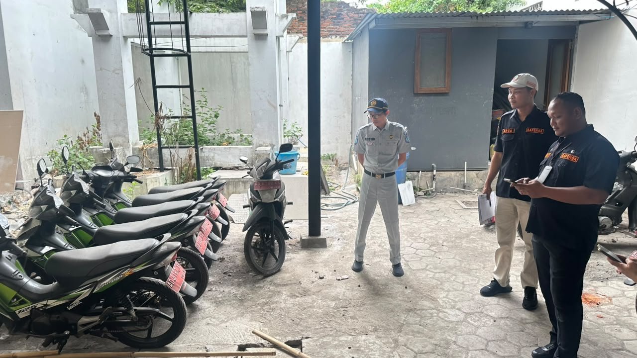Tim Pembina Samsat Surakarta Perkuat Kepatuhan Pajak dan Ketertiban Berlalu Lintas melalui Gadis Pantura di Dinas Lingkungan Hidup