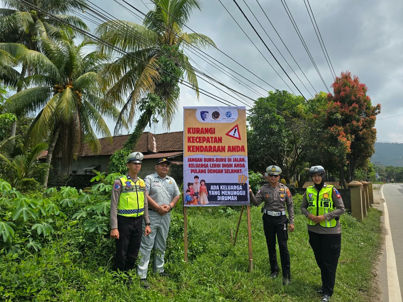 Tindak Lanjuti Hasil Pemetaan TRL, Jasa Raharja Singkawang Pasang Spanduk Imbauan Keselamatan Berlalu Lintas di Singkawang Utara