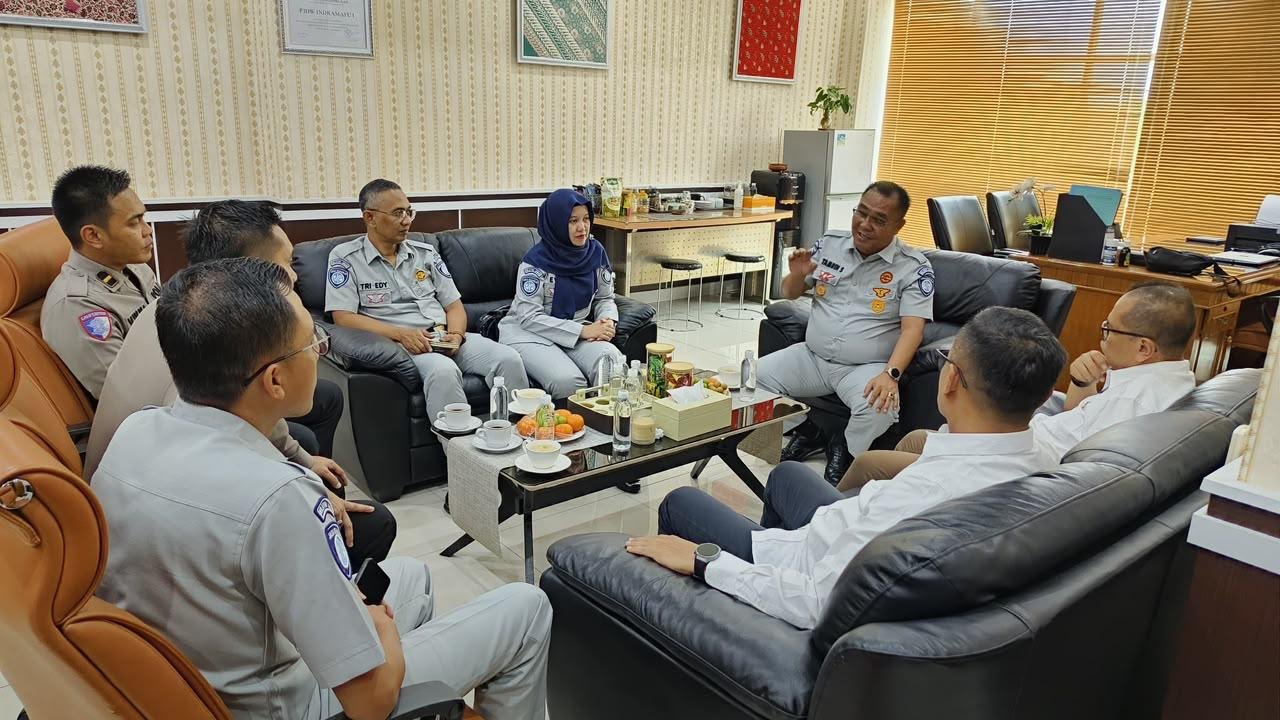 Perkuat Sinergitas Samsat, Kepala PT Jasa Raharja Kanwil Utama Jawa Barat Lakukan Kunjungan Kerja ke Cabang Indramayu